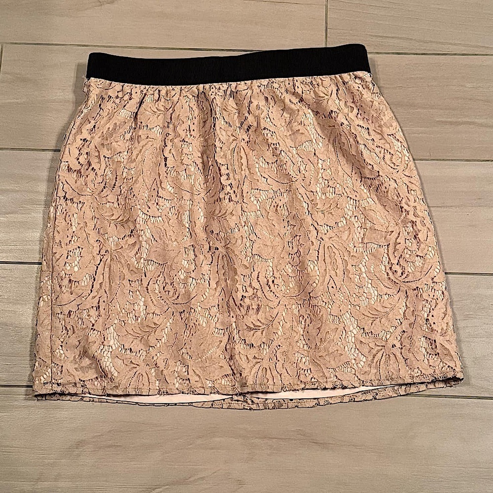Ann Taylor loft Lace Skirt with Black Waistband size 4 length 17in